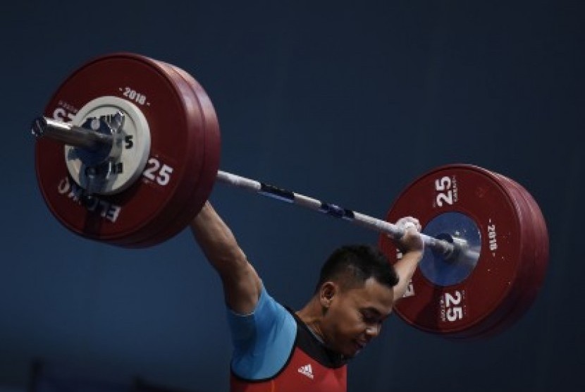 Indonesia's lIfter Eko Yuli Irawan performs clean and jerk in 62 kg class during the 18th Asian Games Invitation Tournament, JiExpo, Jakarta, Sunday (Feb 11). 