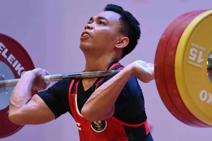 Lifter Indonesia Eko Yuli Irawan melakukan angkatan 