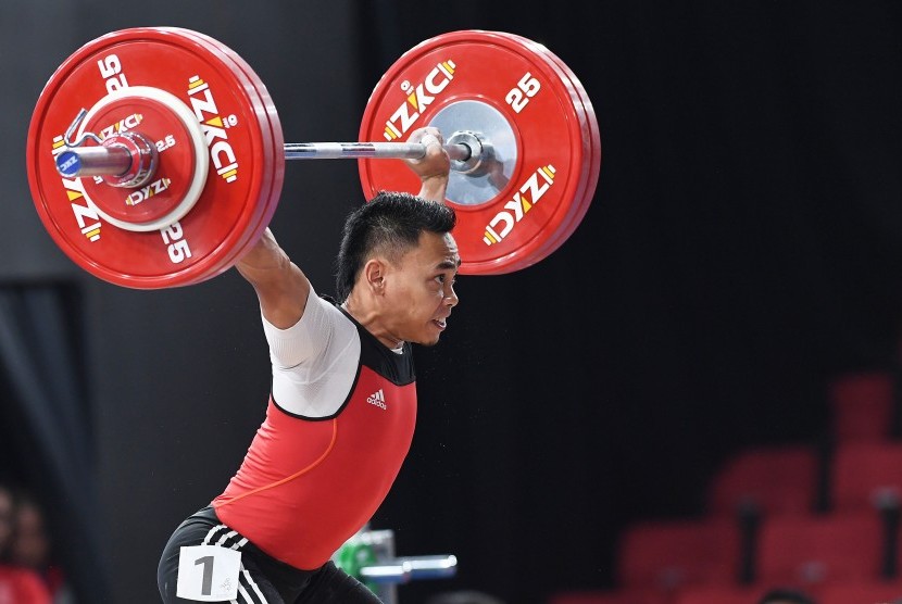 Lifter Indonesia Eko Yuli Irawan mengangkat beban dalam Angkat Besi 61Kg Putra kategori Snatch SEA Games ke-30 di Stadion RSMC Nino Aquino, Manila, Filipina, Senin (2/12/19).