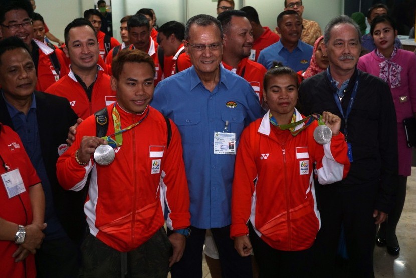 Lifter Indonesia peraih medali perak pada Olimpiade 2016 Rio de Janeiro, Brasil, Eko Yuli (kedua kiri) dan Sri Wahyuni (kedua kanan), saat tiba di terminal 2E Bandara Soekarno-Hatta, Tanggerang, Banten, Minggu (14/8). 