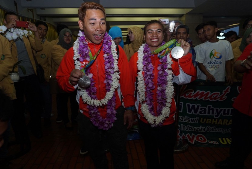 Lifter Indonesia peraih medali perak pada Olimpiade 2016 Rio de Janeiro, Brasil, Eko Yuli (kiri) dan Sri Wahyuni (kanan), tiba di terminal 2E Bandara Soekarno-Hatta, Tanggerang, Banten, Minggu (14/8).