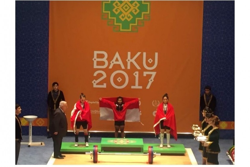 Lifter Indonesia Sri Wahyuni (tengah) mendapatkan emas dari cabang angkat besi kelas 48 kg putri di Islamic Solidarity Games (ISG) IV