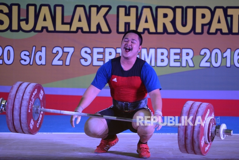 Lifter Putra Jawa Barat Imam Jamaludin saat tampil dalam final kelas 85 kg angkat besi putra PON XIX di GOR Sabilulungan Sijalak Harupat, Bandung, Jabar, Kamis (22/9). 