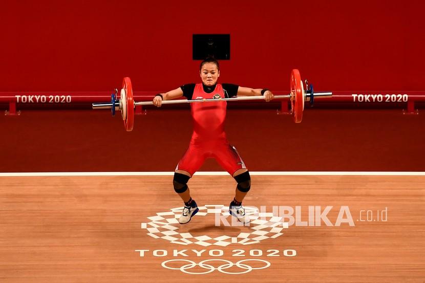 Lifter putri Indonesia Windy Cantika Aisah melakukan angkatan snatch dalam kelas 49 Kg Putri Grup A Olimpiade Tokyo 2020 di Tokyo International Forum, Tokyo, Jepang, Sabtu (24/7/2021). Windy Cantika berhasil mempersembahkan medali pertama bagi Indonesia yakni perunggu dengan total angkatan 194 Kg.