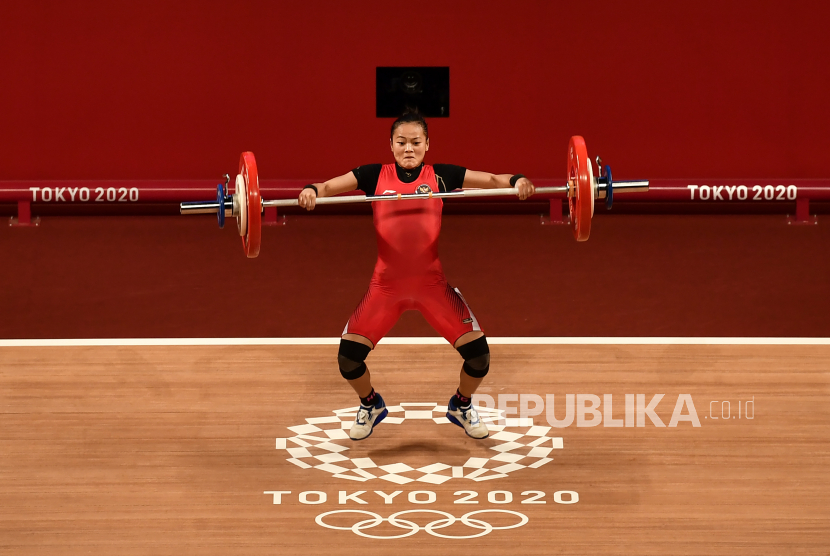 Lifter putri Indonesia Windy Cantika Aisah melakukan angkatan snatch dalam kelas 49 Kg Putri Grup A Olimpiade Tokyo 2020 di Tokyo International Forum, Tokyo, Jepang, Sabtu (24/7/2021). Windy Cantika berhasil mempersembahkan medali pertama bagi Indonesia yakni perunggu dengan total angkatan 194 Kg. 