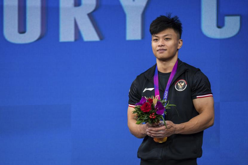 Lifter Rahmat Erwin Abdullah menjalani prosesi pemberian medali emas Asian Games. Rahmat berjaya di nomor 73 kg putra, meraih emas dengan memecahkan rekor dunia angkatan Clean and Jerk. 