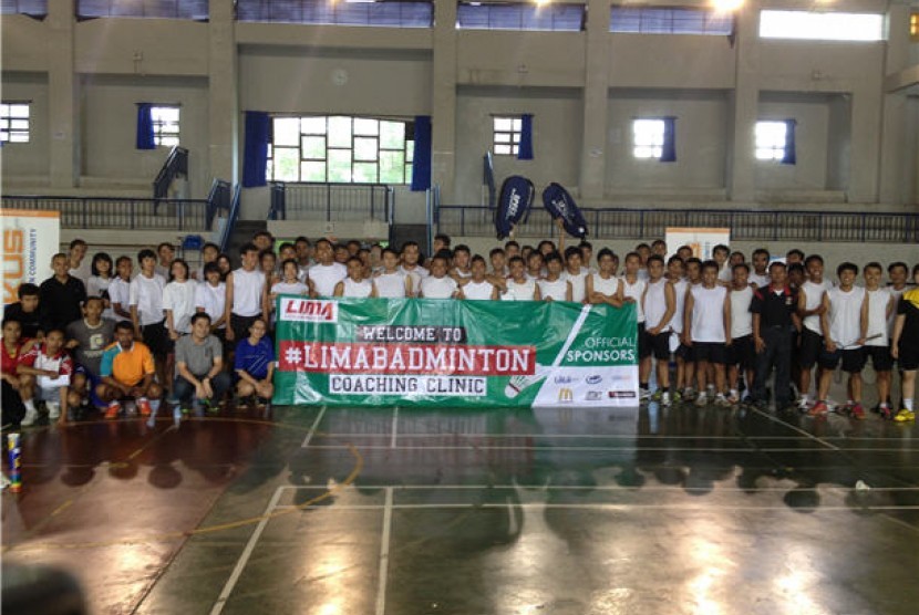 Liga Mahasiswa (LIMA) menggelar acara coaching clinic bulu tangkis di Universitas Pendidikan Indonesia, Bandung, Selasa (9/4).