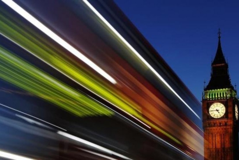 Light trails shine from a passing bus in front of Big Ben and the Houses of Parliament in London, November 17, 2011.