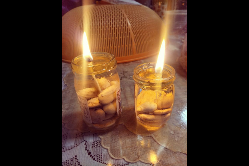 Lilin dari kulit jeruk dan gelas digunakan warga Kota Bandung saat listrik PLN mati.