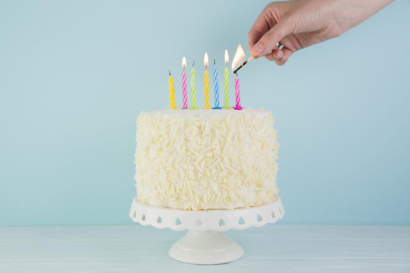 Lilin di atas kue ulang tahun (ilustrasi). Umat Islam dianjurkan untuk tidak merayakan ulang tahun berlebihan.