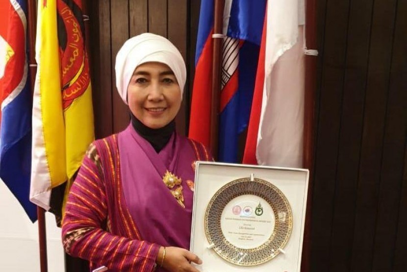 Lilis Komariah mendapat penghargaan dalam membesarkan Limas Land Group.