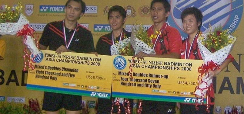 Liliyana Natsir (kanan) berpose setelah upacara penyerahan medali pada Asia Badminton Championship (ABC) 2008 di stadium Bandaraya Johor Bahru, Malaysia.