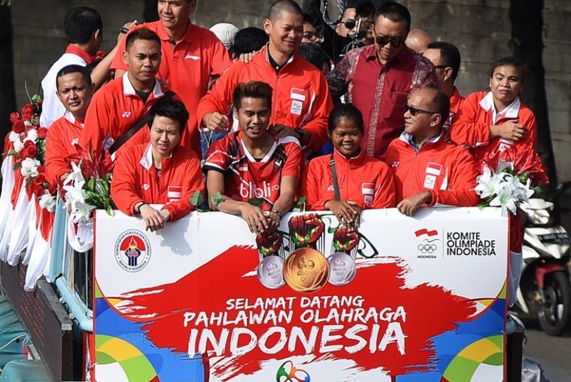 Liliyana Natsir (kiri depan) saat mengikuti arak-arakan di Jalan Thamrin, Jakarta, Rabu (24/8).