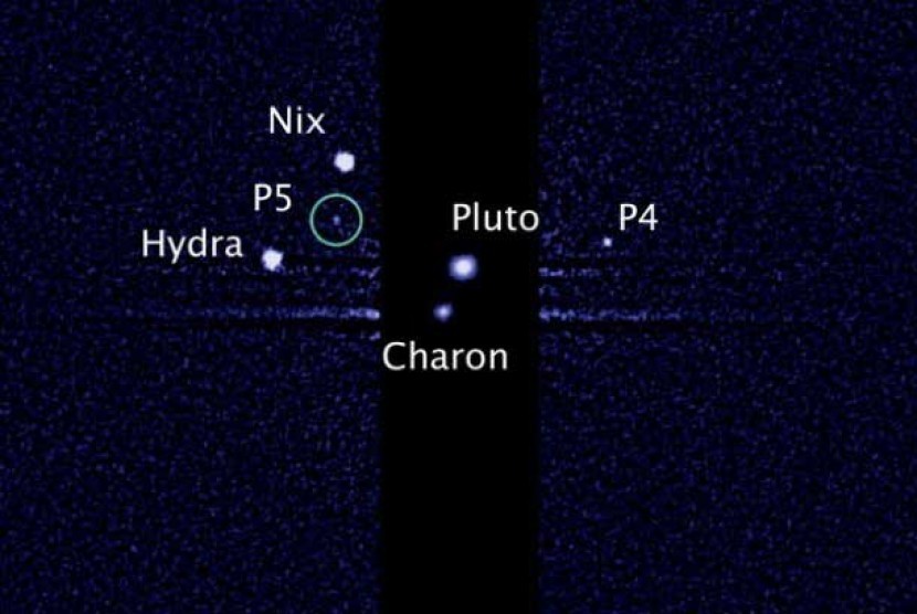 Lima bulan Pluto yang terlihat dari observasi Teleskop Hubble NASA.