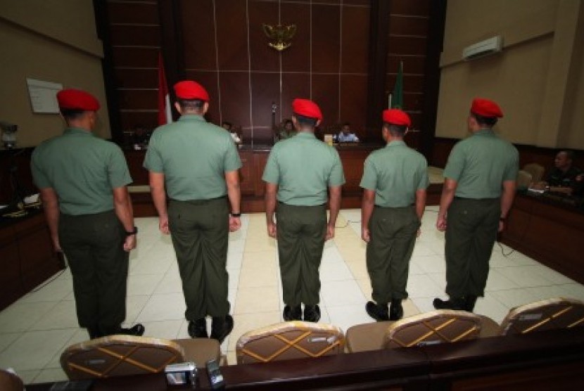 Lima dari 12 anggota Kopassus terdakwa penyerang tahanan Lapas 2B menjalani sidang militer di Pengadilan Militer II-11 Yogyakarta, Bantul, Yogyakarta, Kamis (20/6). Sebanyak 12 prajurit Kopassus Grup II Kandang Menjangan Kartosura menjalani sidang perdana 