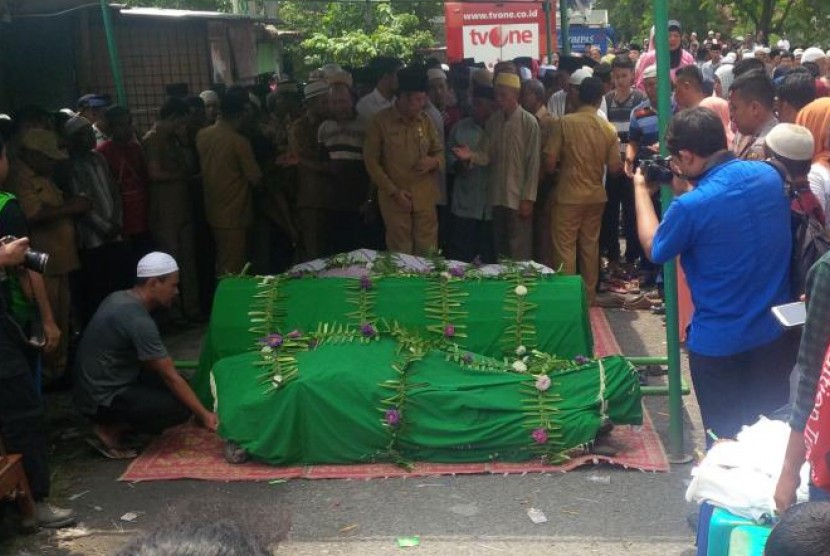 Lima jenazah korban pembunuhan satu keluarga di Medan disemayamkan di rumah duka. Kelimanya dimakamkan hari ini, Senin (10/4). 