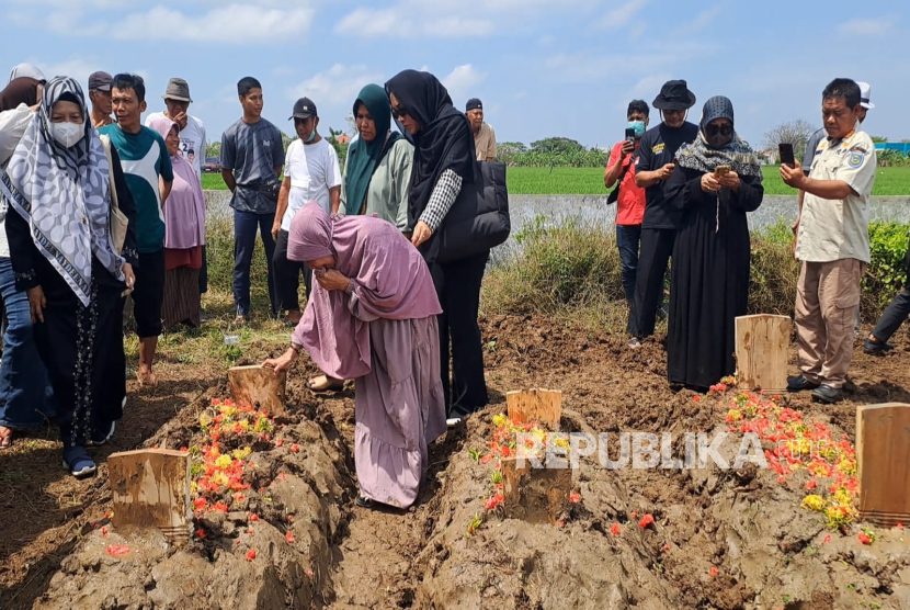 Lima jenazah yang sebelumnya ditemukan tewas di rumah mereka di Jalan Siliwangi Nomor 52 Kelurahan Paoman, Kecamatan/Kabupaten Indramayu, dimakamkan, berdampingan di pemakaman keluarga di Blok Nyi Resik, Desa/Kecamatan Sindang, Kabupaten Indramayu, Rabu (3/9/2025). 
