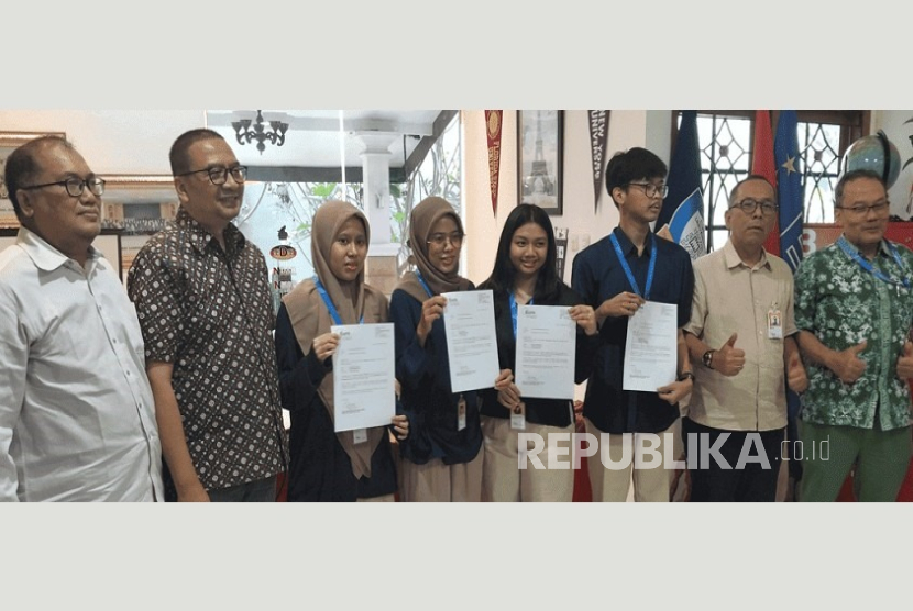 Lima mahasiswa Cyber University dari berbagai program studi magang di Euro Management, Jakarta.