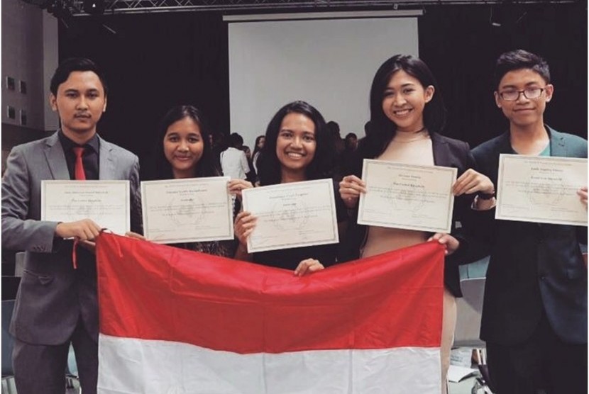 Lima mahasiswa delegasi mahasiswa Universitas Indonesia (UI) mendapatkan penghargaan TEIMUN 2017 di Den Haag, Belanda, pada 9-16 Juli 2017.