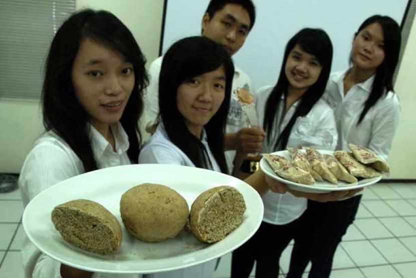  Lima mahasiswa Jurusan Teknobiologi Universitas Surabaya (Ubaya), menunjukkan hasil ciptaan mereka Roti Sourdough di kampus Ubaya Tenggilis Surabaya, Rabu (15/8). 