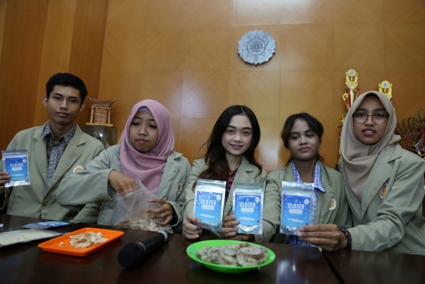 Lima mahasiswa/mahasiswi UGM mengolah limbah udang menjadi pembersih kloset duduk