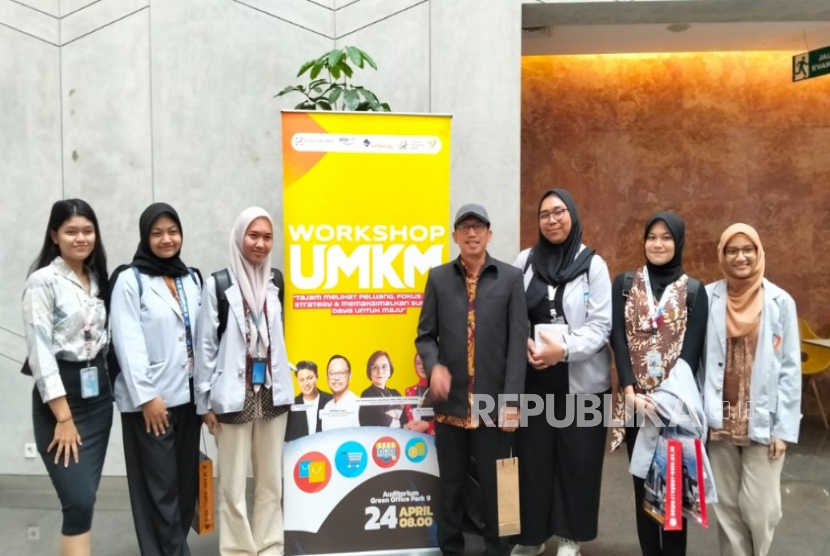 Lima mahasiswa Prodi Bisnis Digital Cyber University mengikuti Youthpreneur 2025. Mereka mendapatkan pelatihan intensif tentang pengelolaan UMKM.