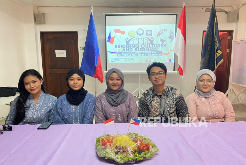 Lima mahasiswa UBSI yang mengikuti International Student Mobility di UNP, memperkenalkan budaya Indonesia di antaranya batik, kebaya, juga kuliner berupa nasi tumpeng. 