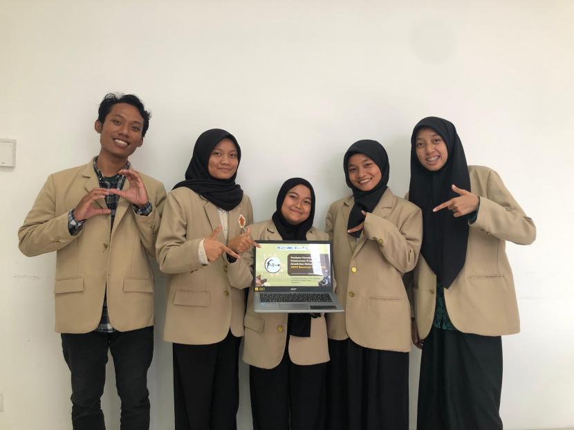 Lima mahasiswa UGM mengembangkan inovasi berupa alat sortasi buah salak pondoh dengan sensor pintar yang diberi nama SalaScan. 