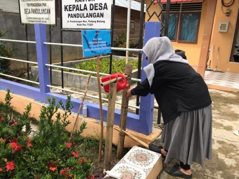 Lima mahasiswa Universitas Muhammadiyah Malang (UMM) menciptakan alat pencuci tangan dari bambu di Desa Pandulangan, Kabupaten Hulu Sungai Selatan, Provinsi Kalimantan Selatan. 