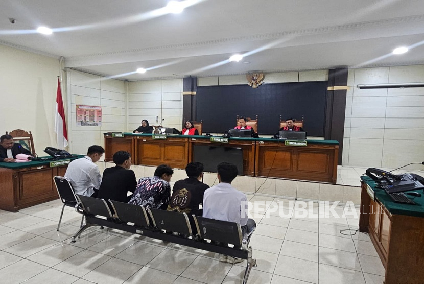 Lima mahasiswa yang menjadi terdakwa dalam kerusuhan peringatan Hari Buruh Internasional atau May Day di Kota Semarang, Jawa Tengah, pada 1 Mei 2025, menjalani sidang dengan agenda penuntutan di Pengadilan Negeri Semarang, Rabu (1/10/2025).