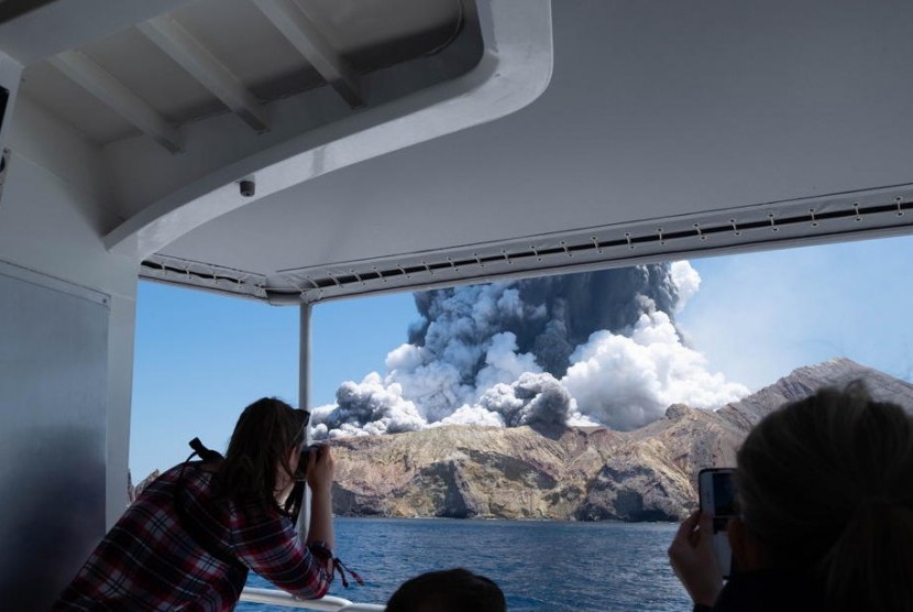 Gunung White Island, Selandia Baru meletus. (ilustrasi)