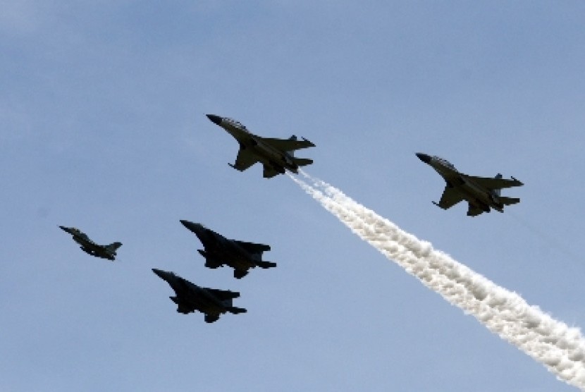 Lima pesawat F16 milik TNI AU melakukan patroli di udara.