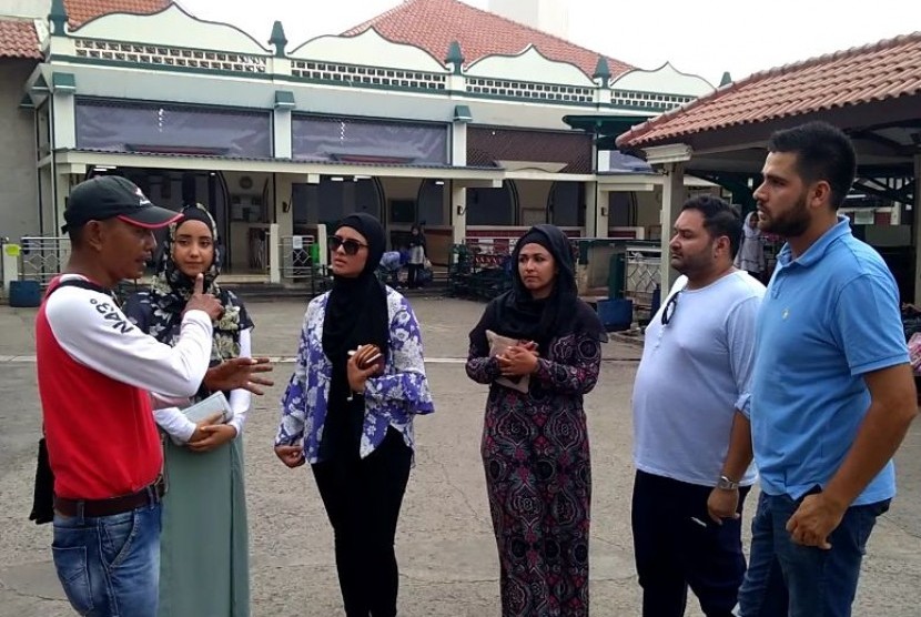 Lima peserta Program Pertukaran Muslim (MEP) dari Australia saat mengunjungi Masjid Luar Batang, Penjaringan, Jakarta Utara, Jumat (16/3). (Foto: Muhyiddin/Republika)