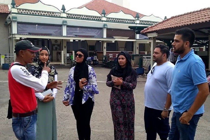 Lima peserta Program Pertukaran Muslim (MEP) dari Australia saat mengunjungi Masjid Luar Batang, Penjaringan, Jakarta Utara, Jumat (16/3).