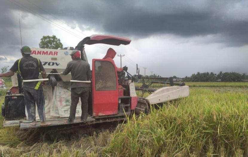 Lima puluh hektare area persawahan di Kecamatan Tegalwaru, Purwakarta, berhasil dipanen Dinas Pangan dan pertanian setempat bersama Gabungan Kelompok Tani (gapoktan) Desa Warung Jeruk Kecamatan Tegalwaru baru-baru ini.