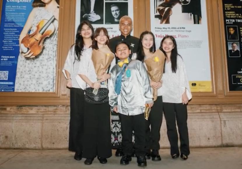 Lima remaja peserta Camp Broadway Indonesia tampil dalam acara New York City Pops Gala di teater ikonik, Carnegie Hall