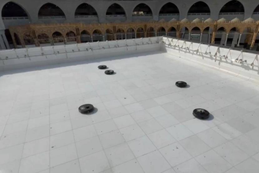 Lima robot penyedot debu membersihkan dan mensterilkan atas Kabah di Masjidil Haram, Makkah, Senin (3/4/2022). Atap Ka’bah Dibersihkan dan Disterilkan dengan Robot Penyedot Debu