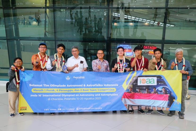  Lima siswa terbaik Indonesia berhasil menyabet satu medali perak, empat medali perunggu, dan dua penghargaan Best International Team yang setara medali emas pada ajang International Olympiad on Astronomy and Astrophysics (IOAA) ke-16 yang diselenggarakan secara luring pada tanggal 10-20 Agustus 2023 di Chorzów, Polandia.