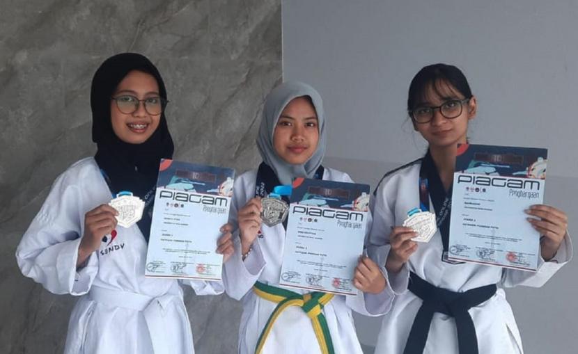 Lima srikandi Universitas Nusa Mandiri (UNM) yang berasal dari Program Studi (Prodi) Informatika, Sains Data dan Manajemen berhasil menyumbang 5 medali pada kejuaraan Taekwondo tingkat nasional.