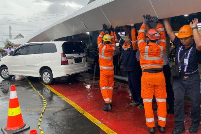 Lima unit mobil tertimpa kanopi drop zone di sisi selatan Stasiun Yogyakarta yang jatuh akibat hujan lebat disertai angin kencang pada Kamis (4/1/2023).