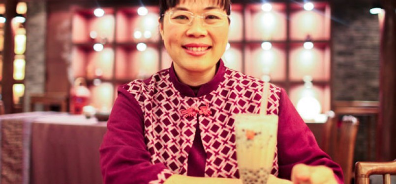 Lin Hsui Hui dan minuman bubble tea yang ia temukan.