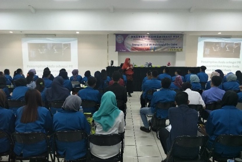 Linda Islami MSi mengajak mahasiswa kehumasan AKOM BSI Jakarta menjadi seorang PR Profesional.     