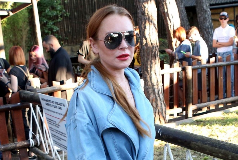 Aktris Lindsay Lohan. Pada akhir pekan lalu, Lindsay tampak berada di bandara JFK, New York, AS bersama sang suami, Bader Shammas.