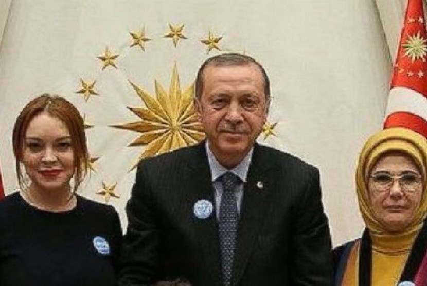 Lindsay Lohan berfoto bersama dengan Erdogan dan istri.