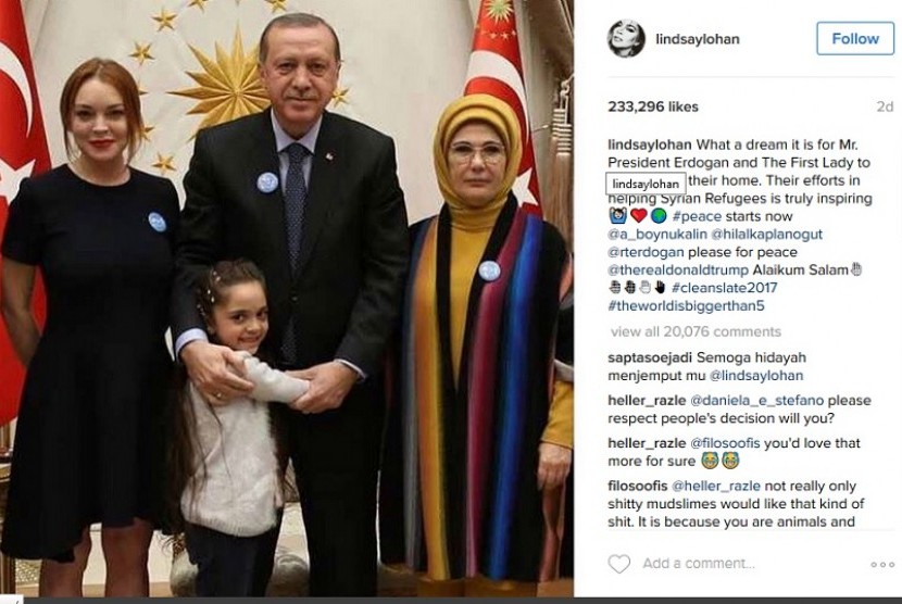 Lindsay Lohan (kiri) berfoto dengan Presiden Turki Recep Tayyip Erdogan. 