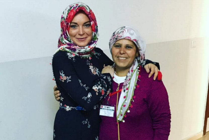 Lindsay Lohan was wearing a headscarf given by a volunteer at the refugee camp in Antep, Turkey.