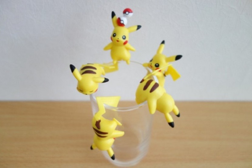 Lineup Pikachu yang menempel pada sisi gelas