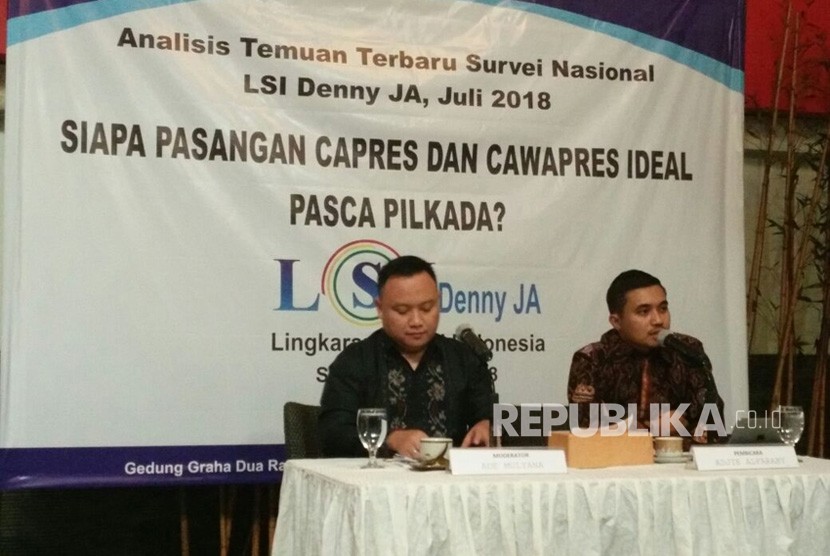 Lingkaran Survei Indonesia (LSI) Denny JA memaparkan temuan hasil survei terbaru pascapilkada Juli 2018, 'Siapa Pasangan Capres dan Cawapres Ideal Pascapilkada di Graha Dua Rajawali, Selasa (10/7). Moderator Ade Mulyana (kiri) dan peneliti senior Lingkaran Survei Indonesia (LSI Denny JA) Adjie Alfaraby (kanan).