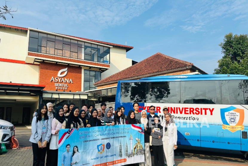 Lingkungan yang mendukung di Cyber University, membuat Rayssa yang semula ragu kini mantap sepenuhnya terjun di bidang teknologi.