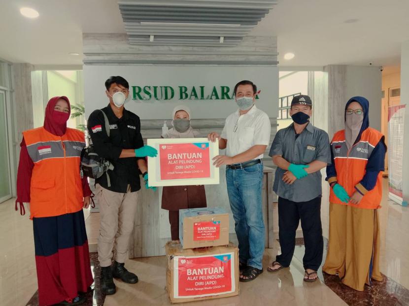 Link Aja dan Rumah Zakat menyerahkan bantuan Alat Pelindung Diri (APD) sebagai dukungan penanganan wabah virus Corona (Covid-19) Ke Rumah Sakit Umum Daerah (RSUD) Balaraja Kabupaten Tangerang, Selasa (14/4).